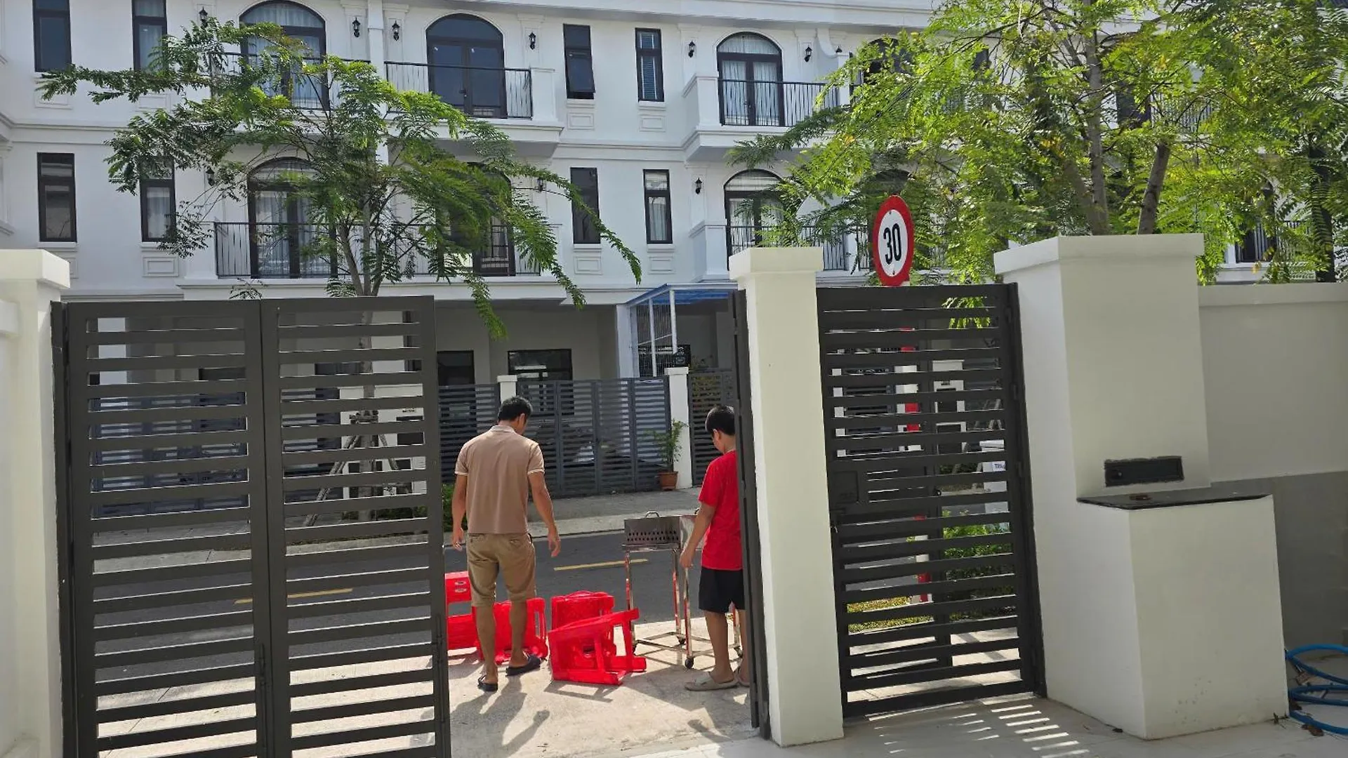 Apartment Cho Nghi Cho Thue Trong Ngay Di Bo Ra Bai Sau 173 Vietnam